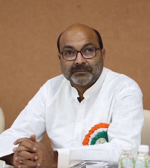 Prashant Kanojia (@kanojiapj) on Twitter photo рдЙрдбрд╝реАрд╕рд╛ рдХрд╛рдВрдЧреНрд░реЗрд╕ рдХреА рдЪрд░реНрдЪрд╛ рди рдХреЗ рдмрд░рд╛рдмрд░ рдереАред рджрд┐рд▓реНрд▓реА рдореЗрдВ рдХреЛрдИ рдЪрд░реНрдЪрд╛ рднреА рдирд╣реАрдВ рдХрд░рддрд╛ рдерд╛ рдпрд╣рд╛рдВ рддрдХ рдХрд┐ рдХрд╛рдВрдЧреНрд░реЗрд╕ рдХреЗ рднреАрддрд░ рднреА рдХреЛрдИ рдкреНрд░рдореБрдЦ рдЪрд░реНрдЪрд╛ рдирд╣реАрдВ рдереАред рд╕рдмрдХреЛ рд▓рдЧрддрд╛ рдерд╛ BJD рдХрд╛ рдХреЛрдИ рддреЛрдбрд╝ рдирд╣реАрдВред рдЬрдм рдЬрдореАрди рд╕реЗ рдЬреБрдбрд╝реЗ рд╡реНрдпрдХреНрддрд┐ рдХреЛ рдХрдорд╛рди рдорд┐рд▓рддреА рд╣реИ рддреЛ рд╕рдм рдмрджрд▓ рдЬрд╛рддрд╛ рд╣реИред рд╡реЛ рдирд╛рдо рд╣реИ <a href="/AjayLalluINC/">Ajay Kumar Lallu</a> рдЬреАред рдкреНрд░рднрд╛рд░реА рдмрдирддреЗ рд╣реА рдЙрдбрд╝реАрд╕рд╛ рдЙрдбрд╝реАрд╕рд╛ рдХрд╛рдВрдЧреНрд░реЗрд╕ рдХреА рдЪрд░реНрдЪрд╛ рди рдХреЗ рдмрд░рд╛рдмрд░ рдереАред рджрд┐рд▓реНрд▓реА рдореЗрдВ рдХреЛрдИ рдЪрд░реНрдЪрд╛ рднреА рдирд╣реАрдВ рдХрд░рддрд╛ рдерд╛ рдпрд╣рд╛рдВ рддрдХ рдХрд┐ рдХрд╛рдВрдЧреНрд░реЗрд╕ рдХреЗ рднреАрддрд░ рднреА рдХреЛрдИ рдкреНрд░рдореБрдЦ рдЪрд░реНрдЪрд╛ рдирд╣реАрдВ рдереАред рд╕рдмрдХреЛ рд▓рдЧрддрд╛ рдерд╛ BJD рдХрд╛ рдХреЛрдИ рддреЛрдбрд╝ рдирд╣реАрдВред рдЬрдм рдЬрдореАрди рд╕реЗ рдЬреБрдбрд╝реЗ рд╡реНрдпрдХреНрддрд┐ рдХреЛ рдХрдорд╛рди рдорд┐рд▓рддреА рд╣реИ рддреЛ рд╕рдм рдмрджрд▓ рдЬрд╛рддрд╛ рд╣реИред рд╡реЛ рдирд╛рдо рд╣реИ <a href="/AjayLalluINC/">Ajay Kumar Lallu</a> рдЬреАред рдкреНрд░рднрд╛рд░реА рдмрдирддреЗ рд╣реА рдЙрдбрд╝реАрд╕рд╛