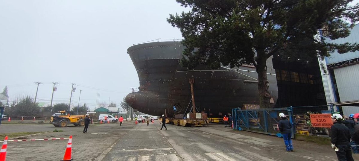 RealDerechaCL's tweet photo. Astillero Chileno #ASENAV 🇨🇱 moviliza la proa del crucero de lujo hibrido - electrico Magellan Discoverer por las calles de #Valdivia 🇨🇱 - PortalPortuario https://t.co/jJSzva45KZ https://t.co/RbCtwDte9G