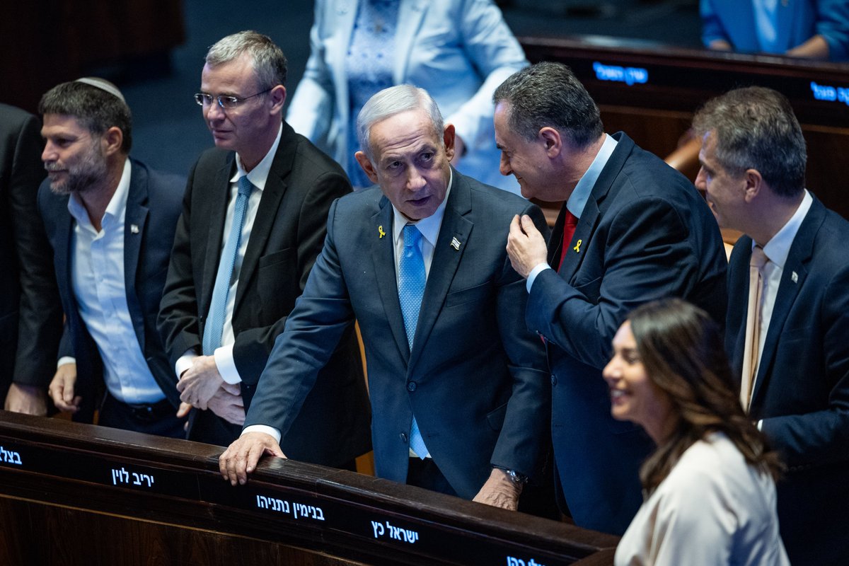 yplesner's tweet image. המהלך להפיכת בעלי התפקידים בצמרת מערכת הביטחון, המשפט והכלכלה למינויים פוליטיים על מלא הוא מהלך מסוכן שעלול להוביל לטירוף מערכות. זהו מתכון לפוליטיזציה מלאה של השירות הציבורי הבכיר במדינה.
זה יביא להעתקה של חוסר היציבות שמאפיינת את המערכת הפוליטית, שהולכת בממוצע כל שנתיים וקצת…