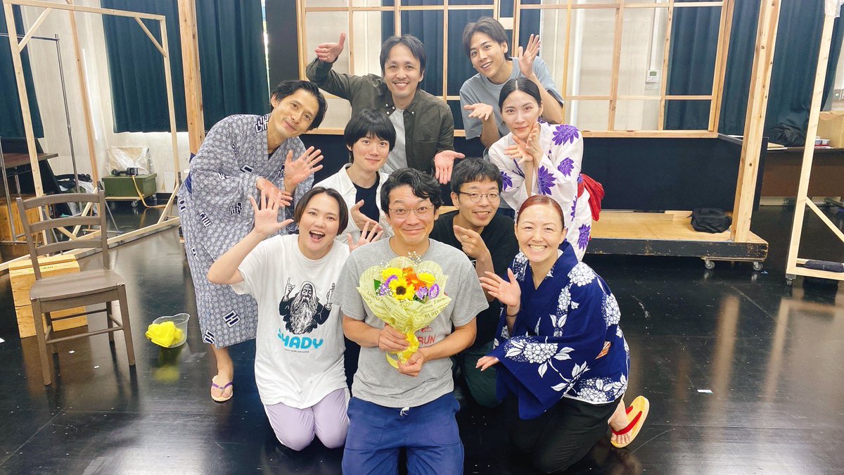 takaha_gekidan's tweet image. 本日は、熊本泰輝役　#津村知与支　さんのお誕生日！
#帰還の虹　のお稽古場でもささやかなお祝いをさせていただきました！
いつも物語にテンポと楽しさを与えてくださる津村さん！
楽しく元気な一年になりますように！