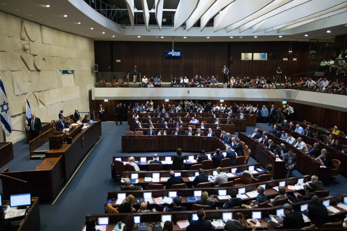 yplesner's tweet image. פוליטיקאים לא יכולים להיות שופטים של היריבים הפוליטיים שלהם. אפשר לסלוד מהדברים של עודה, אבל חובה להתנגד לשימוש בכלי ההדחה.
אסור לאפשר תקדים שבו פוליטיקאים מדיחים פוליטיקאים אחרים, בוודאי לא על סוגיות של חופש הביטוי.
חשוב להבין: לפי החוק, ישנן שתי עילות להדחה – הסתה לגזענות…