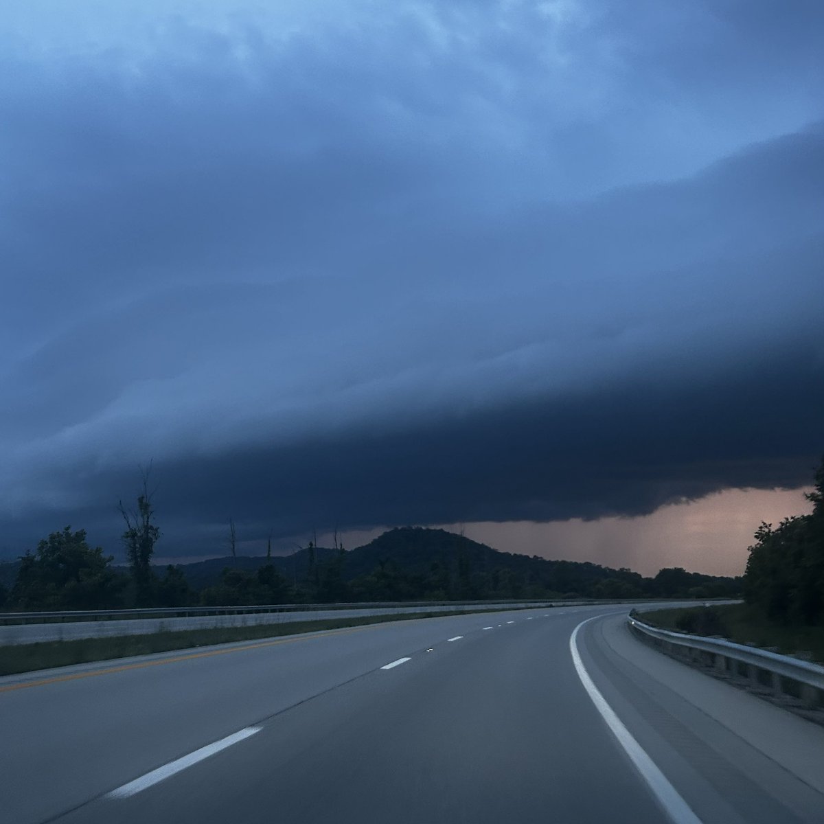 STEMLabOnTheGo's tweet photo. Wild weather rolling across Powell County on Saturday. Those streaks, that’s virga, precipitation falling from a cloud, but evaporating or sublimating before reaching the ground, basically a big tease. ⚡️🌧️ #kywx #powellcounty #virga #Wild #wildweather #TravelingScientist @jloganwxguy