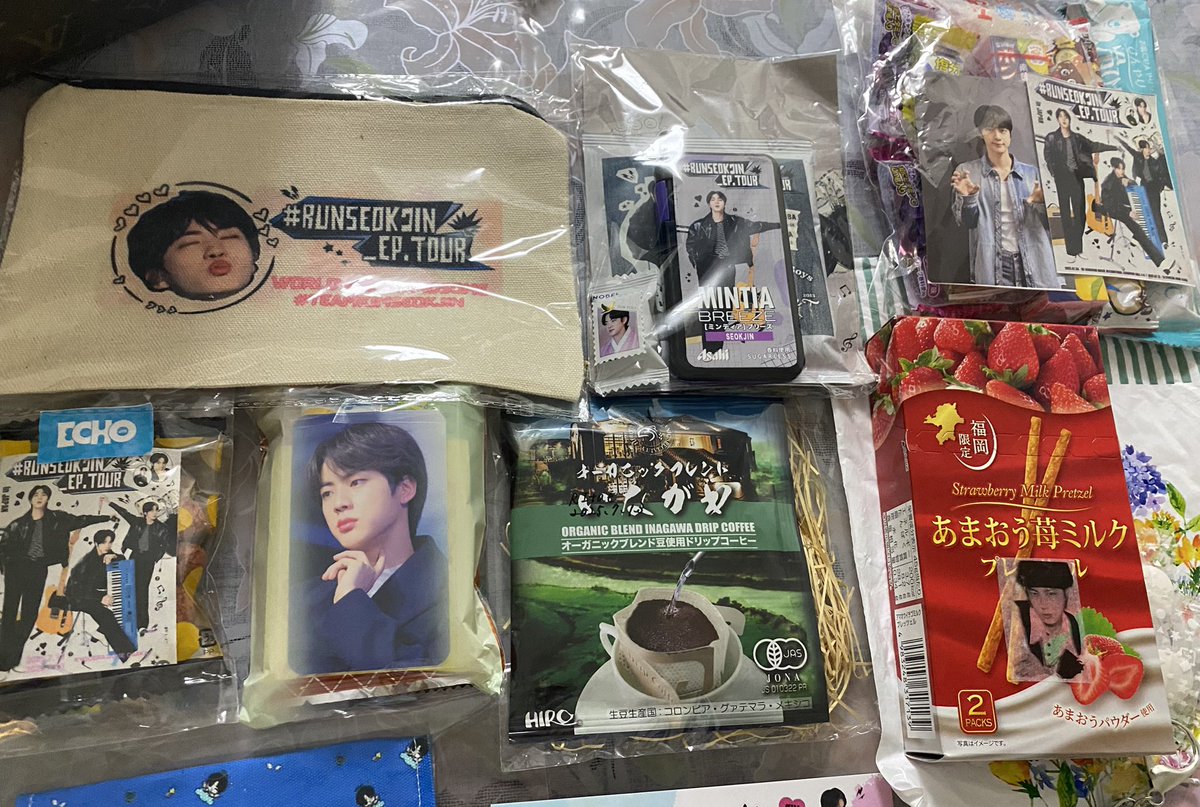 今回たーくさんのソンムル頂きました🎁
皆さん素敵なハンドメイド👏やオシャレなお菓子に貴重な銀テ・紙吹雪まで😍
海外アミさんも💓
どれも嬉しい😂ありがとうございました♪右上は私がYちゃんに渡しそびれたやつ🤭

#오늘의석진 #진 #Jin #BTS #방탄소년단 #Jin_TOUR_JAPAN #RUNSEOKJIN_epTOUR_JAPAN