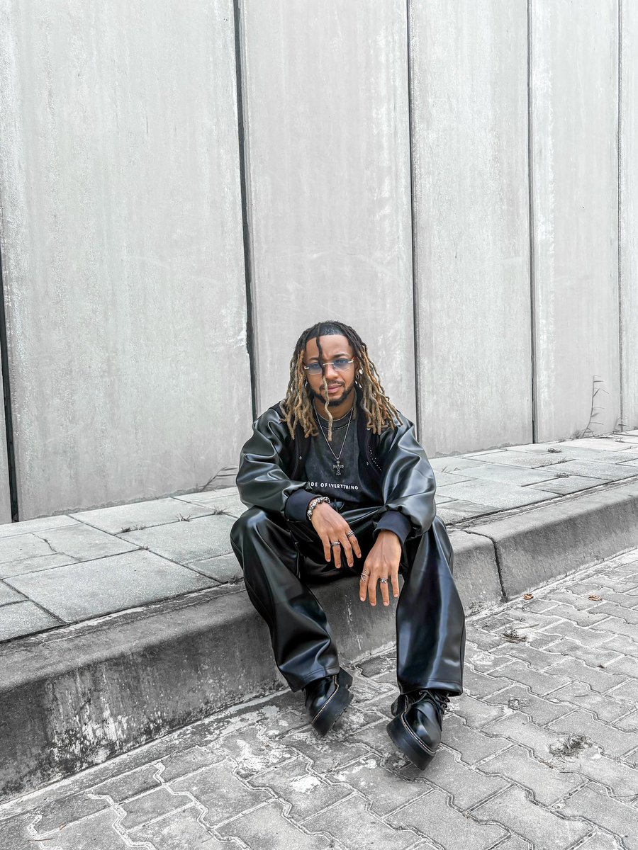 “When the vibe matches the fit 🖤✨”
Sound on 🔊 | #OOTD #StreetStyle #DripCheck