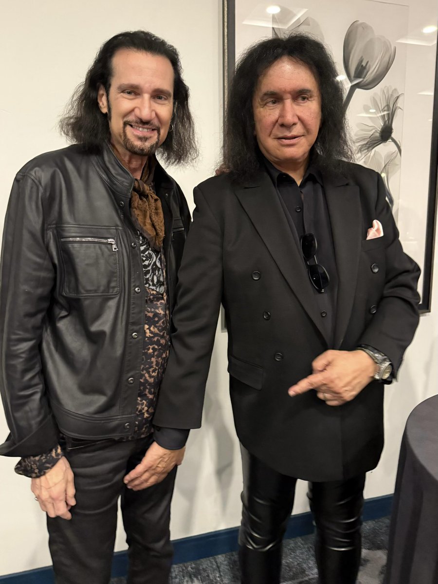 brucekulick's tweet image. Fanboy Expo has been wonderful for the fans… Gene is having some fun too! 😂@genesimmons