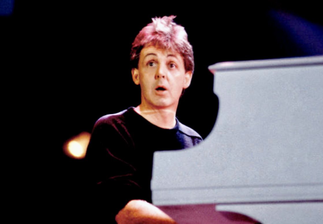 BooksBeatles's tweet image. Paul McCartney at Live Aid, 40 years ago today.