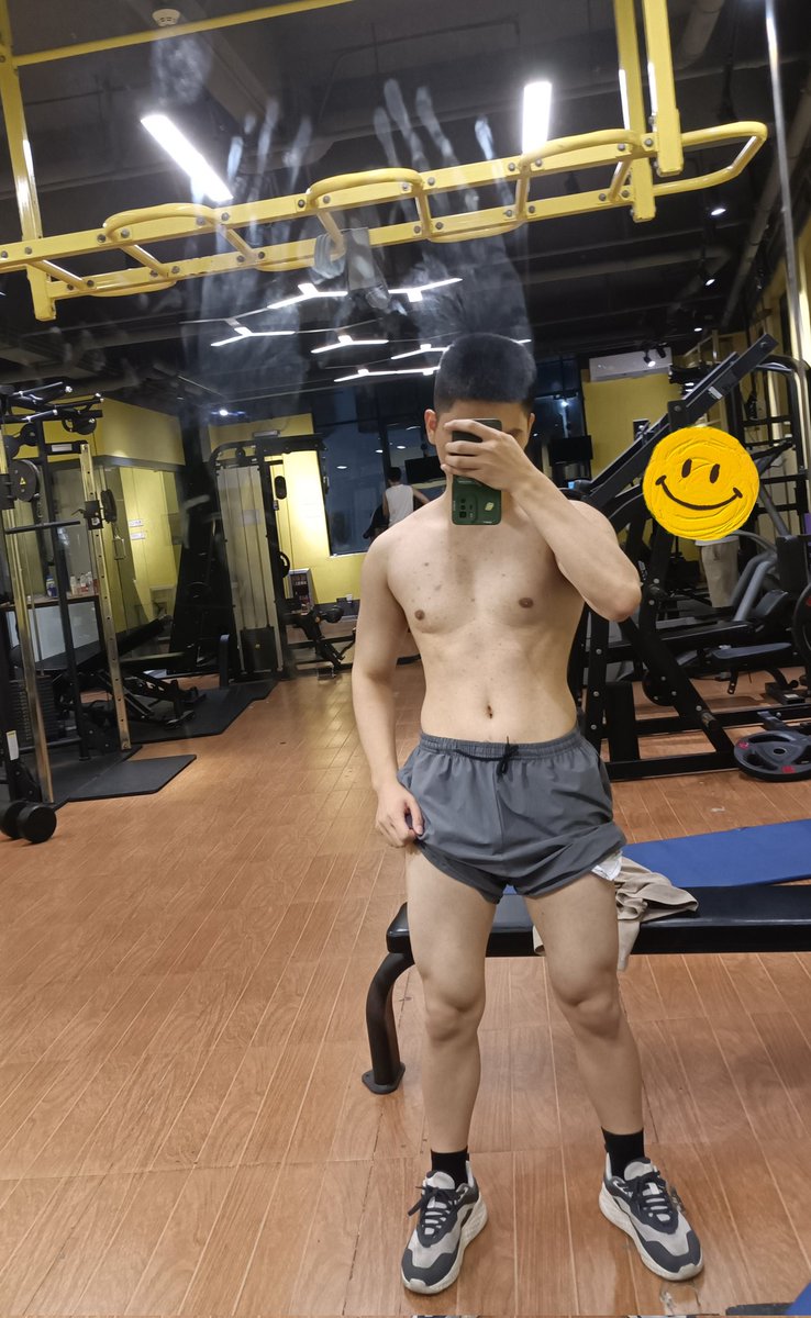 肩膀一点看不出练过的痕迹，体脂还高得一批，什么时候才能管住我这张好吃的嘴🤐