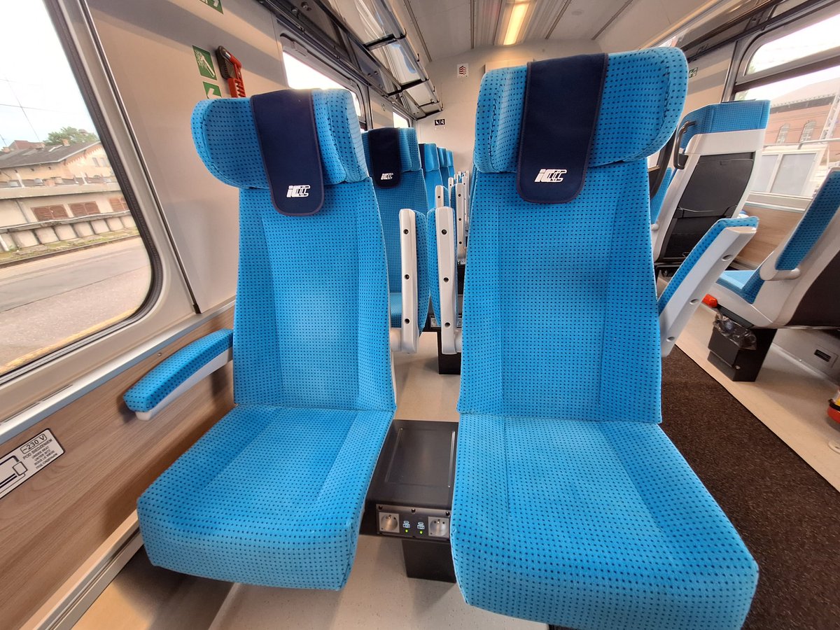 Michał Szymajda (@michal_omni) on Twitter photo W końcu, po prawie 10 latach (w niektórych przypadkach), wróciły do ruchu w <a href="/PKPIntercityPDP/">PKP Intercity</a> wagony 1 klasy typu Z1A. Jest w końcu wizualna zmiana in plus. WRESZCIE. Więcej: facebook.com/share/p/16vh8e… W końcu, po prawie 10 latach (w niektórych przypadkach), wróciły do ruchu w <a href="/PKPIntercityPDP/">PKP Intercity</a> wagony 1 klasy typu Z1A. Jest w końcu wizualna zmiana in plus. WRESZCIE. Więcej: facebook.com/share/p/16vh8e…