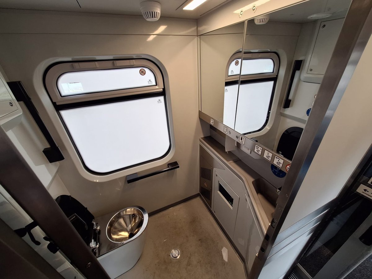 🆕 Miało być drewno i jest. A całość? Tak się prezentuje- czyli wagon #152A po P5 w Mińsku.  📸✅

Fot. Love Peace Trains

tiny.pl/q_7tqm9b 🔗