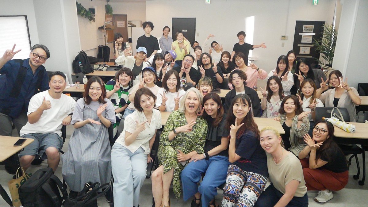 yukauta_sakai's tweet photo. 朝から一日お疲れ様でした!
Naomiの講義はとっても分かりやすくて、深みのある学び。こんな楽しい音声学、解剖学あるんだね。またまた仲間も増えました🥰来週もがんばろーおう!
#estill https://t.co/sWc73xFX8N