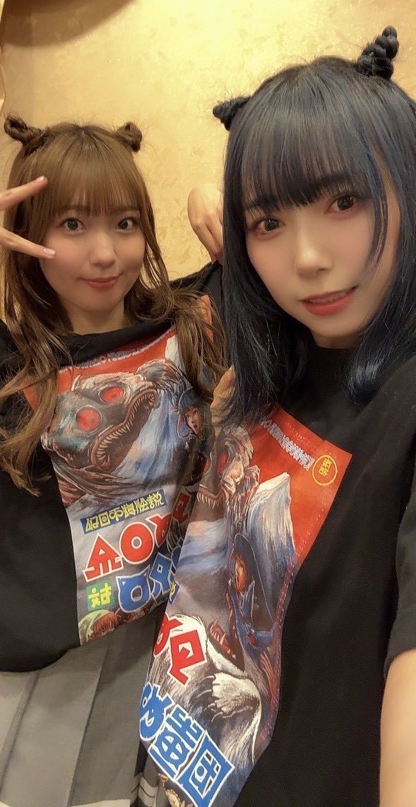 Saito_Shuka's tweet image. 善子...!! ヨハネちゃんのお誕生日に
サプライズゲストのきゃん!!
そして㊙️サプライズゲストととして
お祝いしてきました!
善子...!! ヨハネちゃんおめでとうっ♡
ティシャツきゃんとおしょろい
髪型もおしょろいしたっ😈🩵
#Aqours
#あげつちヨハ誕2025