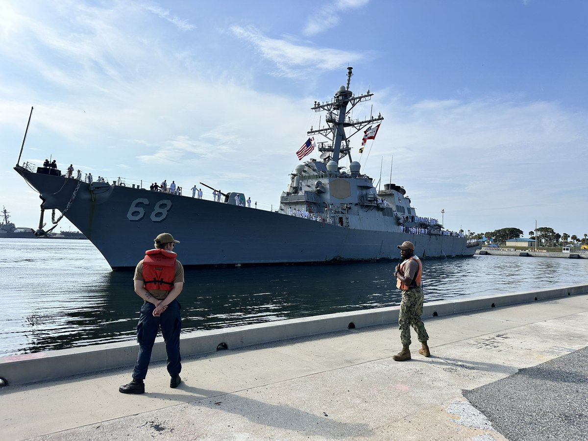NS_Mayport's tweet image. ๐After an 8-month deployment that included supporting combat operations in the Red SeaโฆUSS The Sullivans (DDG 68) is HOME!!