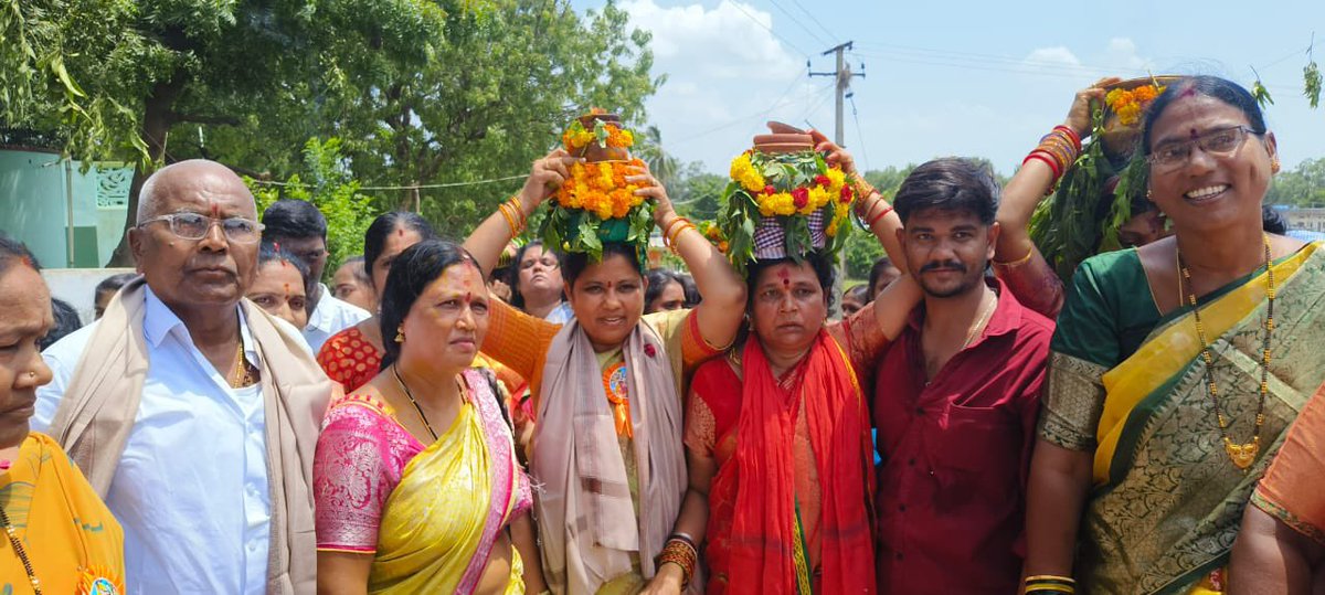 ఇల్లందు పట్టణ కేంద్రంలో ఆషాడ మాసం మూడవ ఆదివారం బోనాల పర్వదినాన్ని పురస్కరించుకొని చెరువు కట్ట వద్ద గల పెద్దమ్మతల్లి అమ్మా వారి ఆలయ కమిటీ ఆహ్వానించగా జాతరలో నియోజకవర్గ మాజీ ప్రజాప్రతినిధులతో కలిసి పాల్గొని ప్రత్యేక పూజలో పాల్గొనడం జరిగింది.

<a href="/BRSparty/">BRS Party</a>