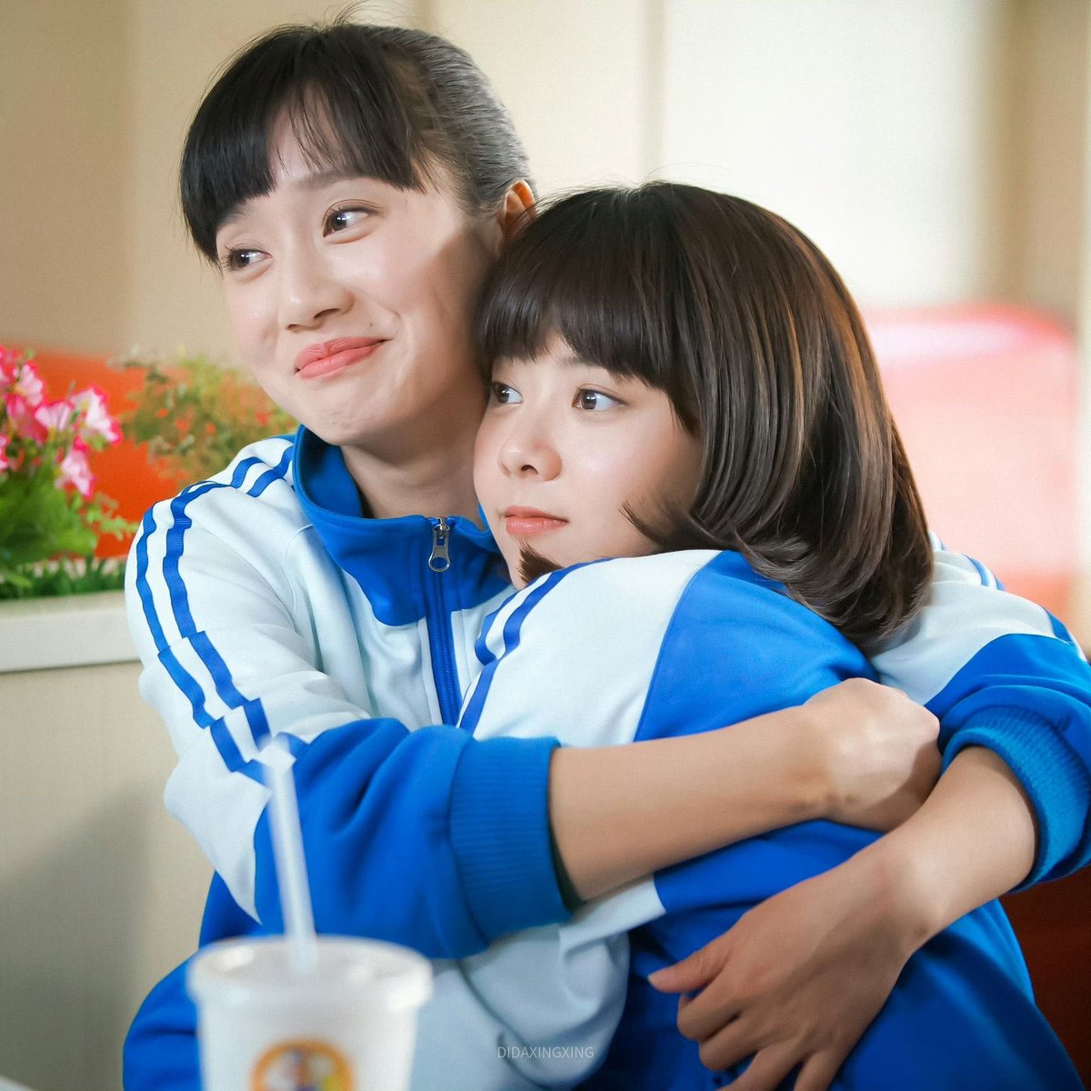 _lanmong's tweet image. 동청이랑 담송운은
최호적아문에서 만난 10년 친구로
동청 결혼식에 참석해서 부케도
받았고 최근에 아화아적명도 찍었는데
동청 배우가 이번에 인터뷰에서
영화 감독들한테 본인을 추천하고 있던 걸
뒤늦게 알았다면서 담송운이 하늘에서 준 선물이래
담송운 이여자왜이렇게아름다워… 내 겅겅베타