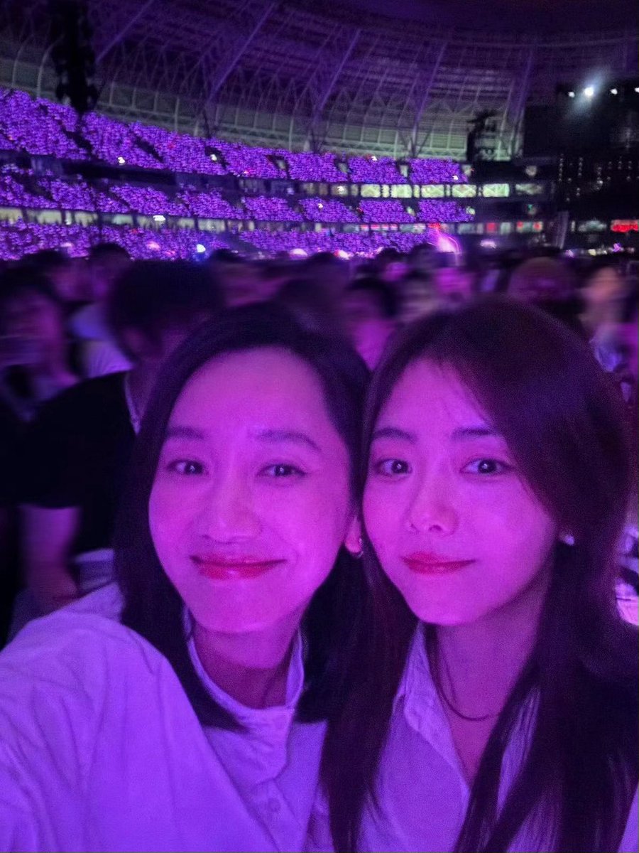 _lanmong's tweet image. 동청이랑 담송운은
최호적아문에서 만난 10년 친구로
동청 결혼식에 참석해서 부케도
받았고 최근에 아화아적명도 찍었는데
동청 배우가 이번에 인터뷰에서
영화 감독들한테 본인을 추천하고 있던 걸
뒤늦게 알았다면서 담송운이 하늘에서 준 선물이래
담송운 이여자왜이렇게아름다워… 내 겅겅베타
