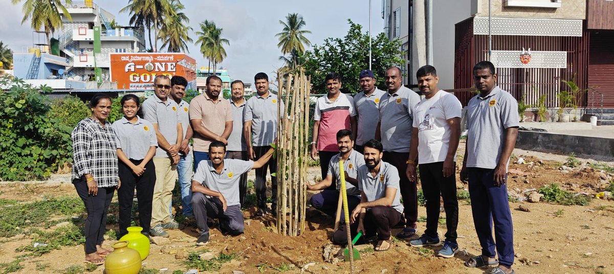 TeamMysuru's tweet photo. ಟೀಂ ಮೈಸೂರು ತಂಡ ಕೆಳೆದ 11 ವರ್ಷಗಳಿಂದ ಮೈಸೂರು ನಗರದಲ್ಲಿ ಗಿಡಗಳ ಪಾಲನೆ ಪೋಷಣೆ ಮಾಡುತ್ತಾಬಂದಿದ್ದೇವೆ
ಇಂದಿನ ಗಿಡಗಳಿಗೆ ಟ್ರೀ ಗಾರ್ಡ್ ಗಳನ್ನು ತಂಡ ಕಿರಣ್ ಜೈರಾಮ್ ಗೌಡರ ಸ್ನೇಹಿತರಾದ ಮಂಜುನಾಥ್ ಅವರು 2000 ರೂಗಳನ್ನು ಪ್ರಾಯೋಜಿಸಿದರು.
#ಟೀಂಮೈಸೂರು
#teammysuru
#greenmysuru https://t.co/qxVz6o3mAG