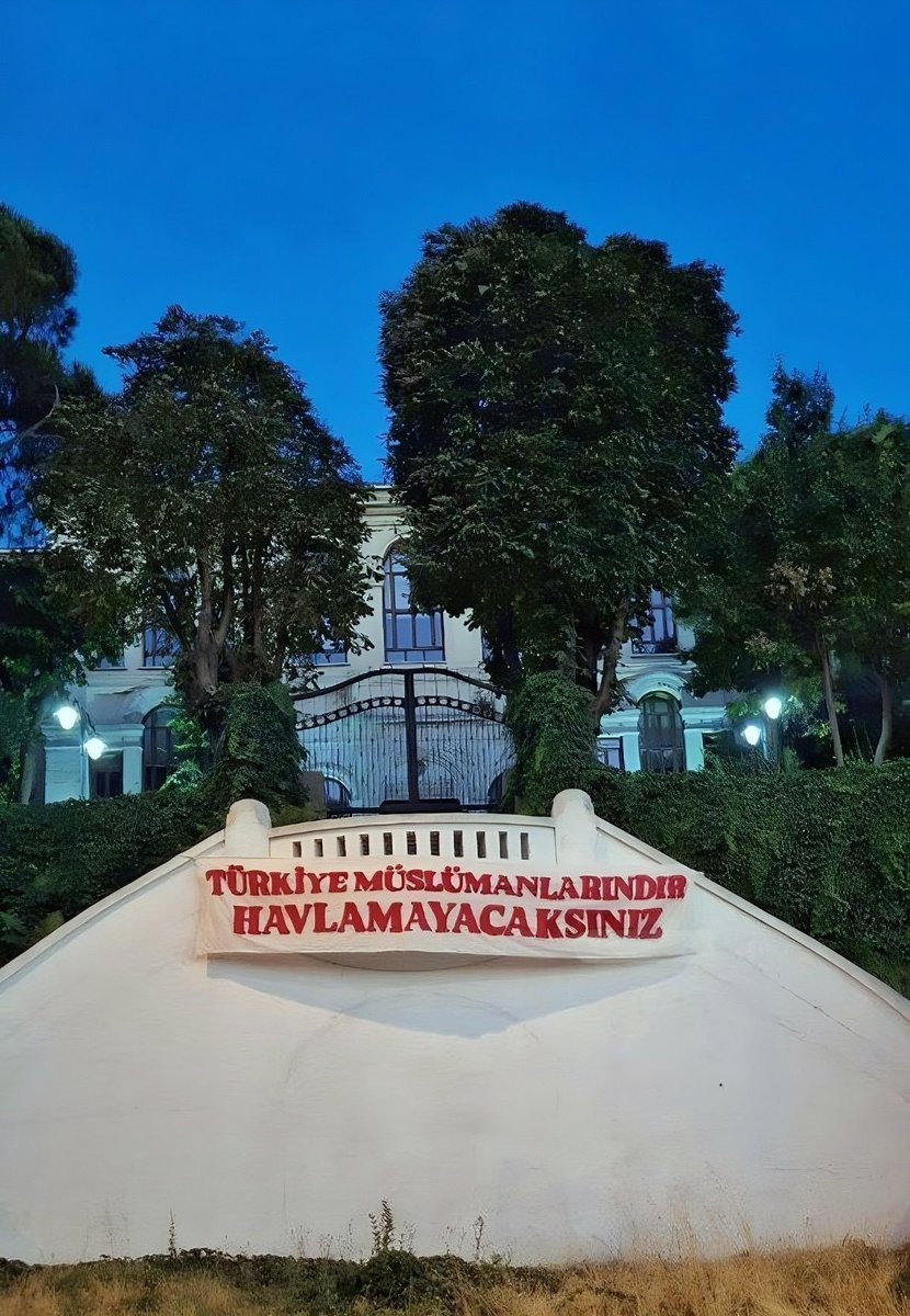 İstanbul Teknik Üniversitesi öğrencileri okulun girişine;

“Türkiye Müslümanlarındır” yazılı pankart astı.