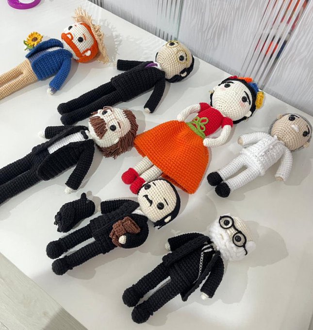 في ستوديو فاڤ، لا نصنع دُمى فقط…
نُحيك ذاكرة الثقافة، وننسج وجوه الذين غيّروا العالم.
كل دمية هي احتفاء بشخصية ألهمت ملايين البشر – بكتبهم، بأفكارهم، أو بألوانهم التي لا تموت.