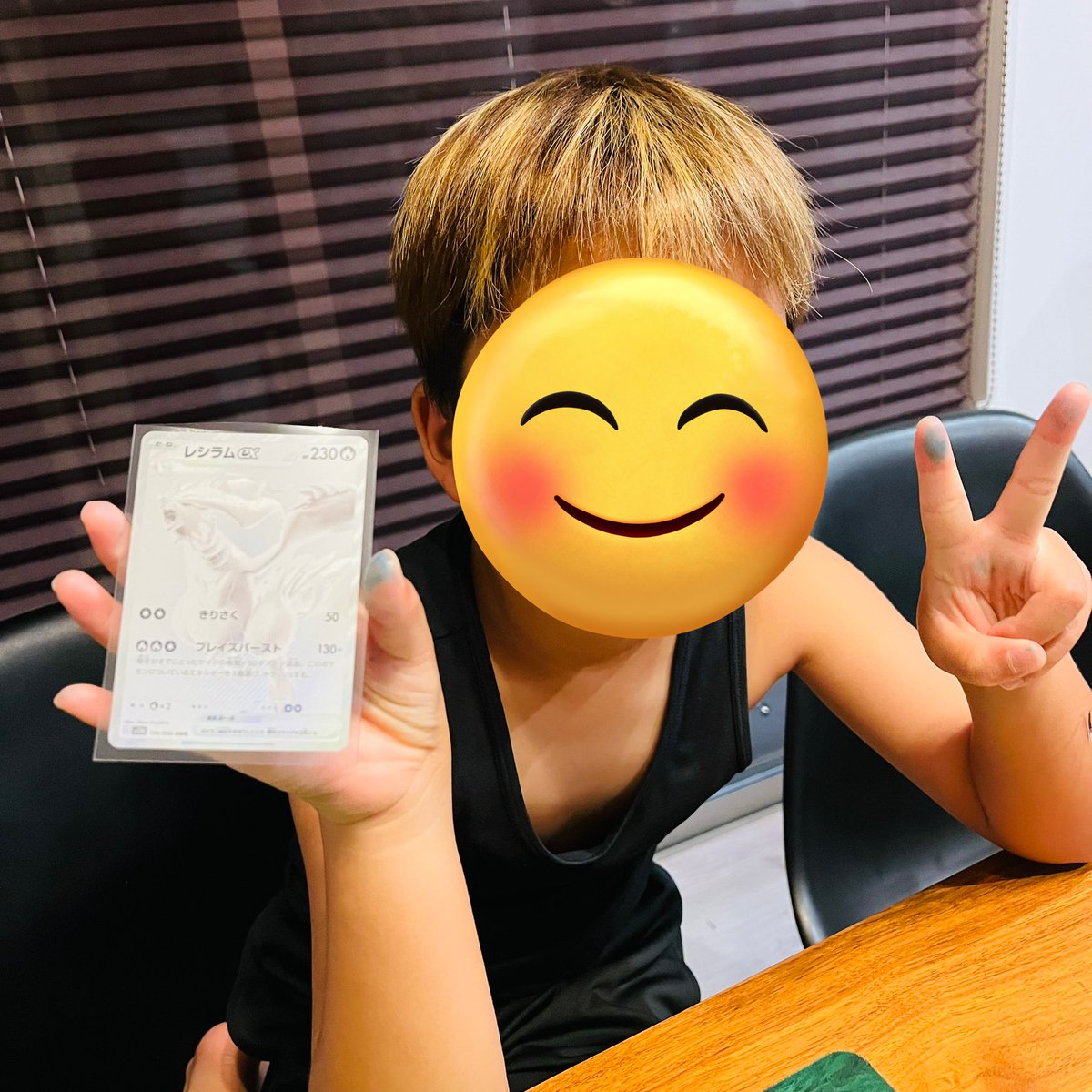 kamukamu0066's tweet image. レシラムBWR自引き出来ました✨
他は見せ場なし笑🤣
三男も喜んでます✌️

#ポケモンカード