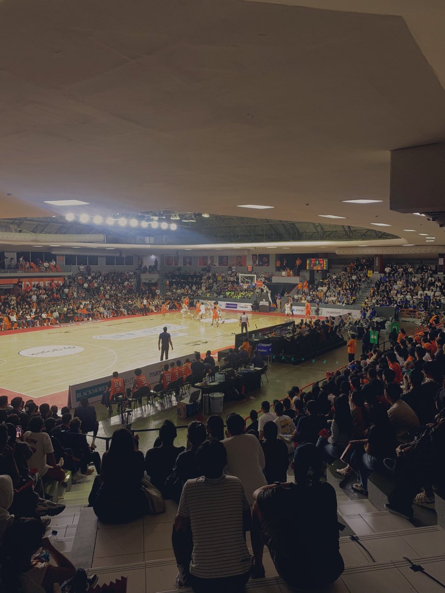 Dewa United vs RANS Simba terlalu gila malam ini. 

Jual-beli 3 points 🏀

Kaleb Remot &amp; Rio Disi vs K. Buffen feat Daniel Salamena. 

But everything it, kembali untuk kesekian kali tanpa bisa terhitung, ada wakil Jakarta di final IBL! 

GOODLUCK IN FINAL GAME, PELITA JAYA! 🟠🔵