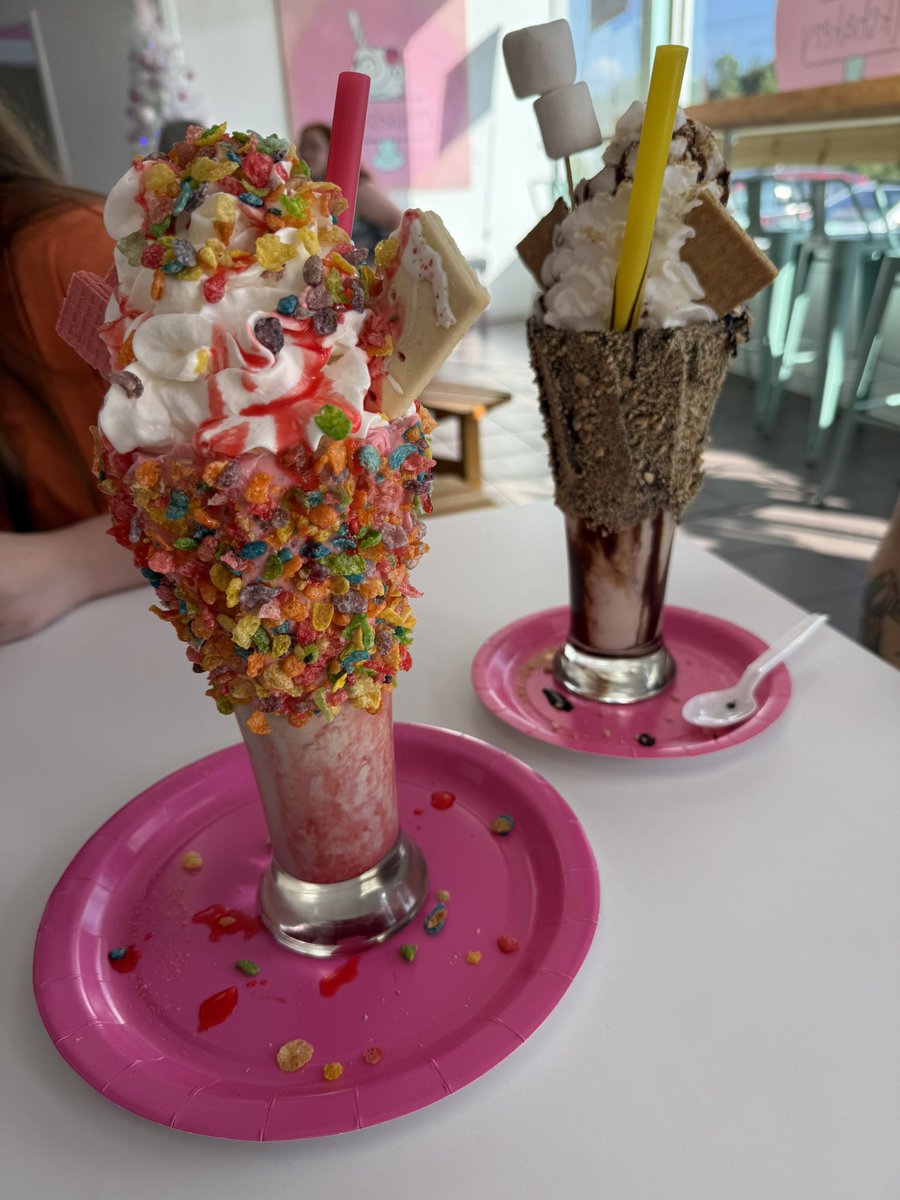 RHCP_Fan99's tweet image. Lately !!

- milkshake date with my mom and sister
- my 2 pretty girls getting groomed
- met my mom in law for the first time ever so went out for mexican food and margaritas. Husbands first time seeing her in 15 years