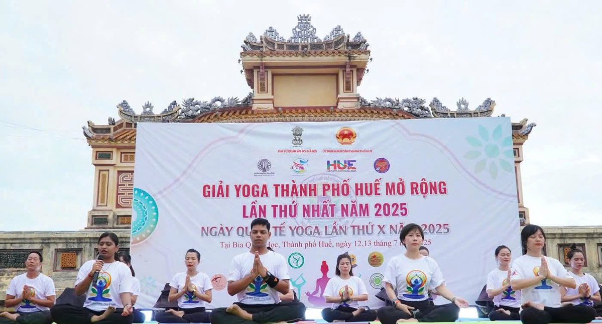 AmbHanoi's tweet image. Hôm nay, thành phố Huế đã tổ chức Ngày Quốc tế Yoga với chủ đề “Yoga vì một Trái Đất, một Sức khoẻ chung”, chương trình là sự phối hợp giữa Đại sứ quán Ấn Độ tại Hà Nội và Ủy ban Nhân dân Thành phố Huế. 400 người đã quy tụ tại Bia Quốc học, địa…