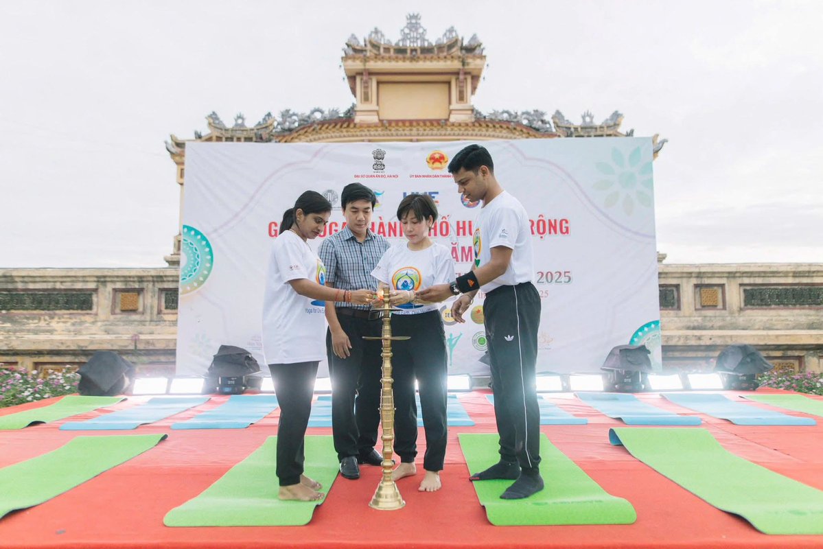 AmbHanoi's tweet image. Hôm nay, thành phố Huế đã tổ chức Ngày Quốc tế Yoga với chủ đề “Yoga vì một Trái Đất, một Sức khoẻ chung”, chương trình là sự phối hợp giữa Đại sứ quán Ấn Độ tại Hà Nội và Ủy ban Nhân dân Thành phố Huế. 400 người đã quy tụ tại Bia Quốc học, địa…