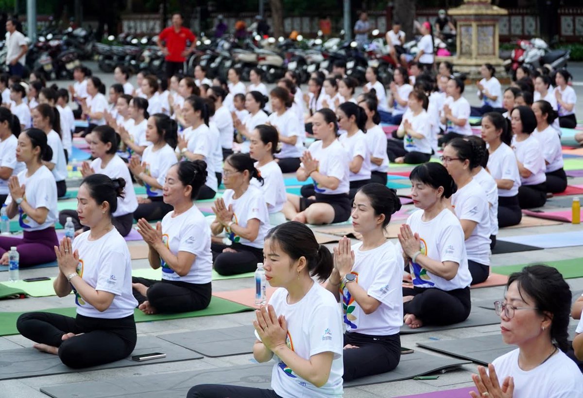 AmbHanoi's tweet image. Hôm nay, thành phố Huế đã tổ chức Ngày Quốc tế Yoga với chủ đề “Yoga vì một Trái Đất, một Sức khoẻ chung”, chương trình là sự phối hợp giữa Đại sứ quán Ấn Độ tại Hà Nội và Ủy ban Nhân dân Thành phố Huế. 400 người đã quy tụ tại Bia Quốc học, địa…