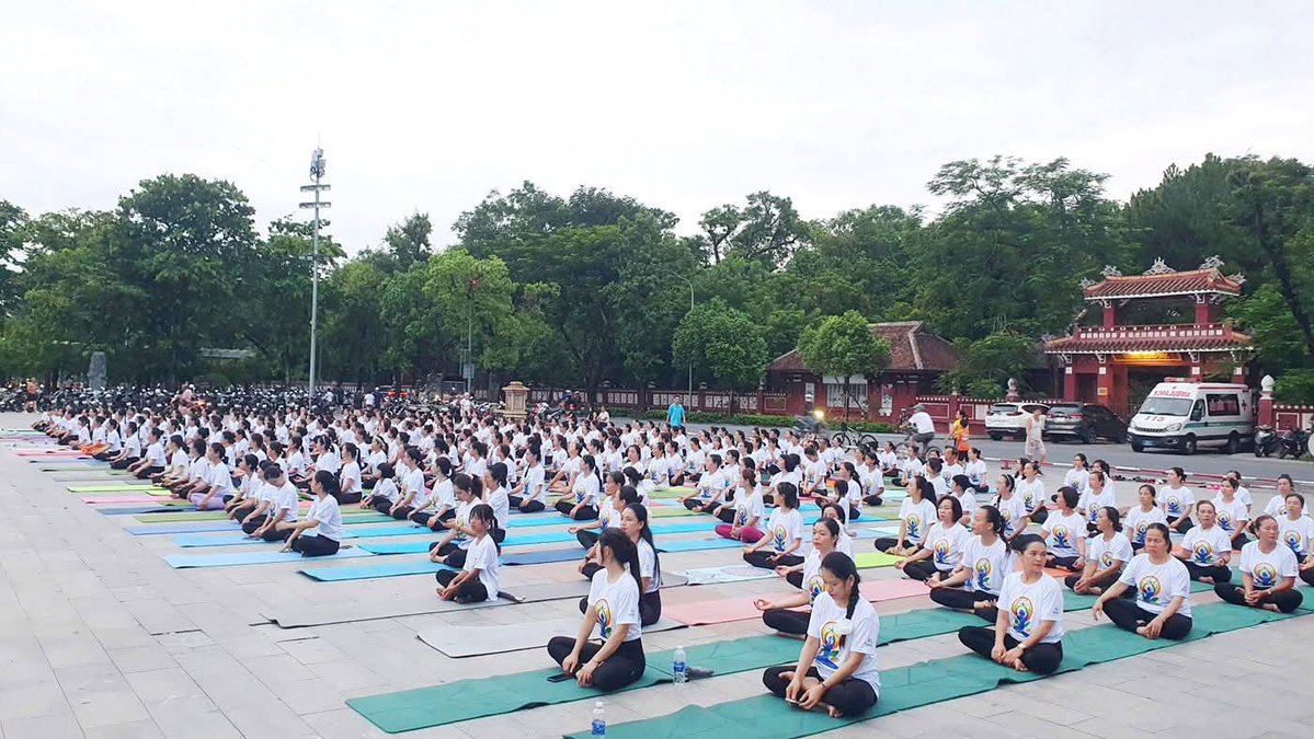 AmbHanoi's tweet image. Hôm nay, thành phố Huế đã tổ chức Ngày Quốc tế Yoga với chủ đề “Yoga vì một Trái Đất, một Sức khoẻ chung”, chương trình là sự phối hợp giữa Đại sứ quán Ấn Độ tại Hà Nội và Ủy ban Nhân dân Thành phố Huế. 400 người đã quy tụ tại Bia Quốc học, địa…