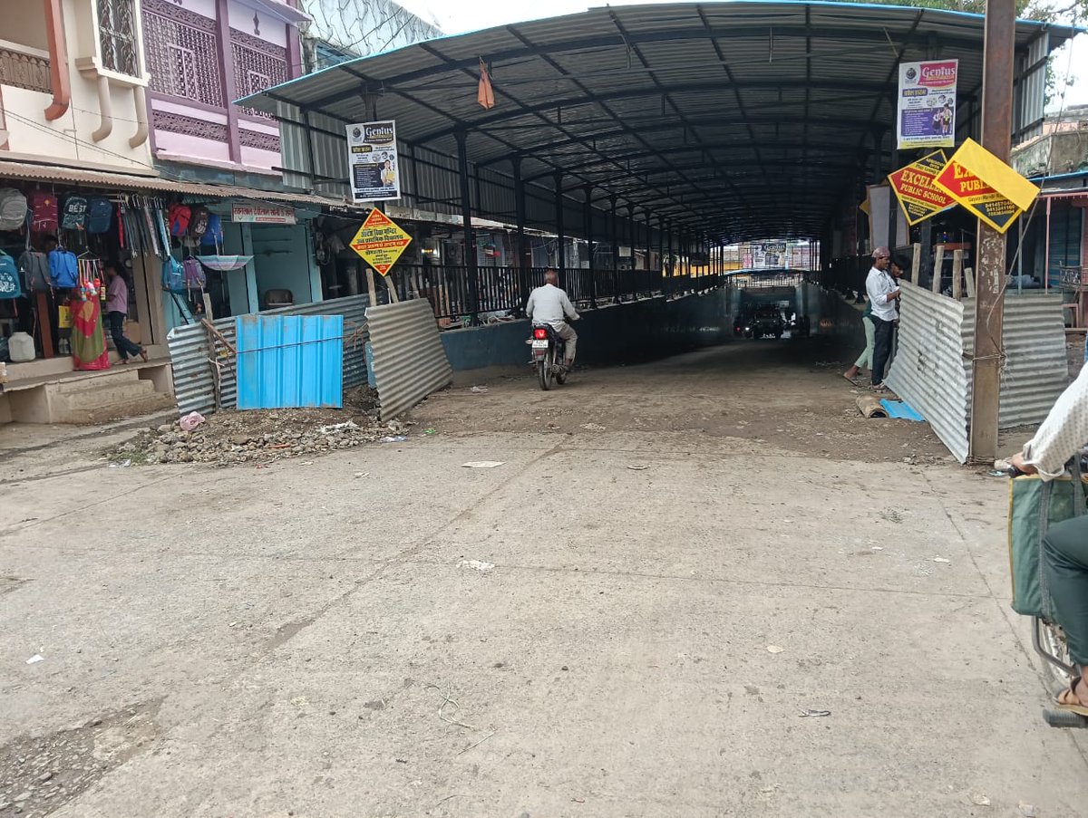 EnggKotactoWCR's tweet photo. @drmkota @RailwaySeva @AnshulP68730967 ADEN/SGZ के अनुसार यह गड्ढा मात्र 60 cm गहरा था , जो की लोहे की चद्दर से ढाका हुआ था। जैसा की बताया गया की इसमें गाय के गिरने से मृत्यु हुयी है यह संभव नहीं है। फिर भी इसकी पक्की बेरिकेडिंग करवा दी गयी है। https://t.co/3rAfsyg2ho