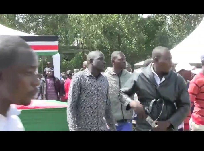 AtworiYa's tweet image. The goon holding  panga has been identified as Ochola Omusi - 0713061227 ...