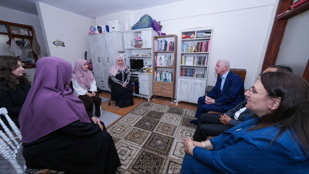 TC İstanbul Valiliği (@tc_istanbul) on Twitter photo Valimiz Davut Gül, vatandaşlarımızı evlerinde ziyaret ediyor.
Pazar günü ziyaretlerine Bağcılar'da devam eden Vali Gül, "Ailemiz İstanbul" projesi kapsamında 10 ailemizin hanesine misafir oldu.
🏠Bolat Ailesi,
🏡Bayansalduz Ailesi,
🏠Tik Ailesi,
🏡Özdemir Ailesi,
🏠Ağca Ailesi, Valimiz Davut Gül, vatandaşlarımızı evlerinde ziyaret ediyor.
Pazar günü ziyaretlerine Bağcılar'da devam eden Vali Gül, "Ailemiz İstanbul" projesi kapsamında 10 ailemizin hanesine misafir oldu.
🏠Bolat Ailesi,
🏡Bayansalduz Ailesi,
🏠Tik Ailesi,
🏡Özdemir Ailesi,
🏠Ağca Ailesi,