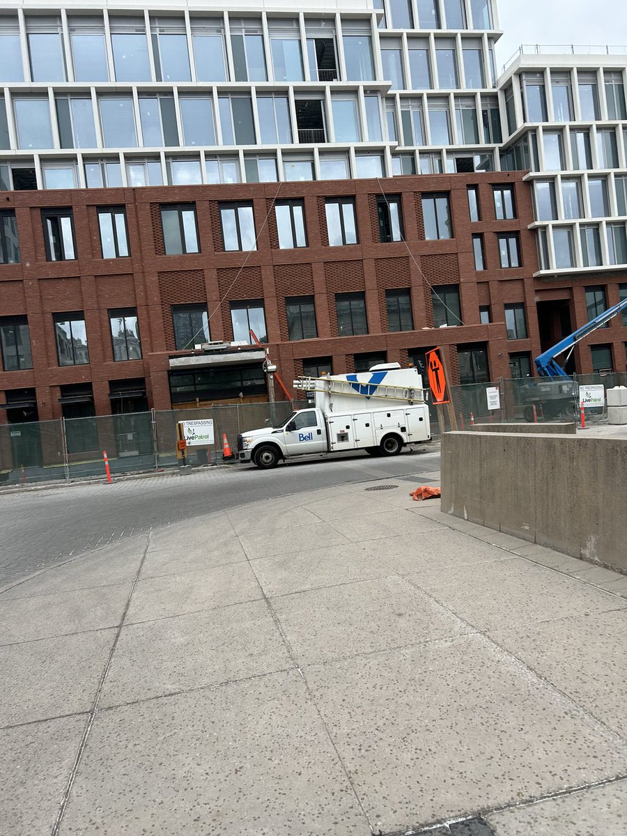 lmeredith89's tweet photo. @Bell_Support Still no access but doesn’t exact look like we are working around the clock anymore. One day 3 of no service and we are down to a single truck with nobody in sight. https://t.co/1PRs2dNzEt