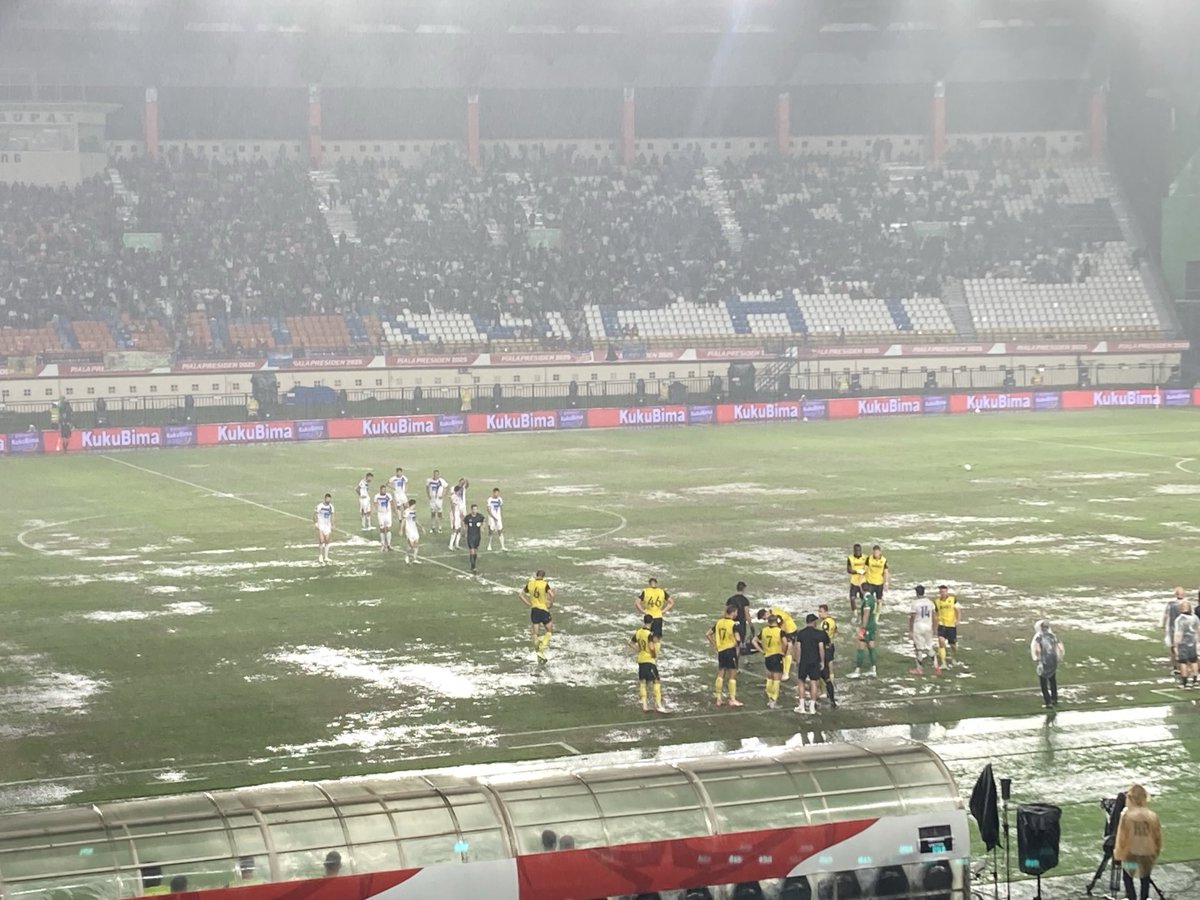 bbcoxfordsport's tweet image. GAME PAUSED: Heavens have opened as Thai side Port FC had taken a 2-1 lead against Oxford United. #oufc