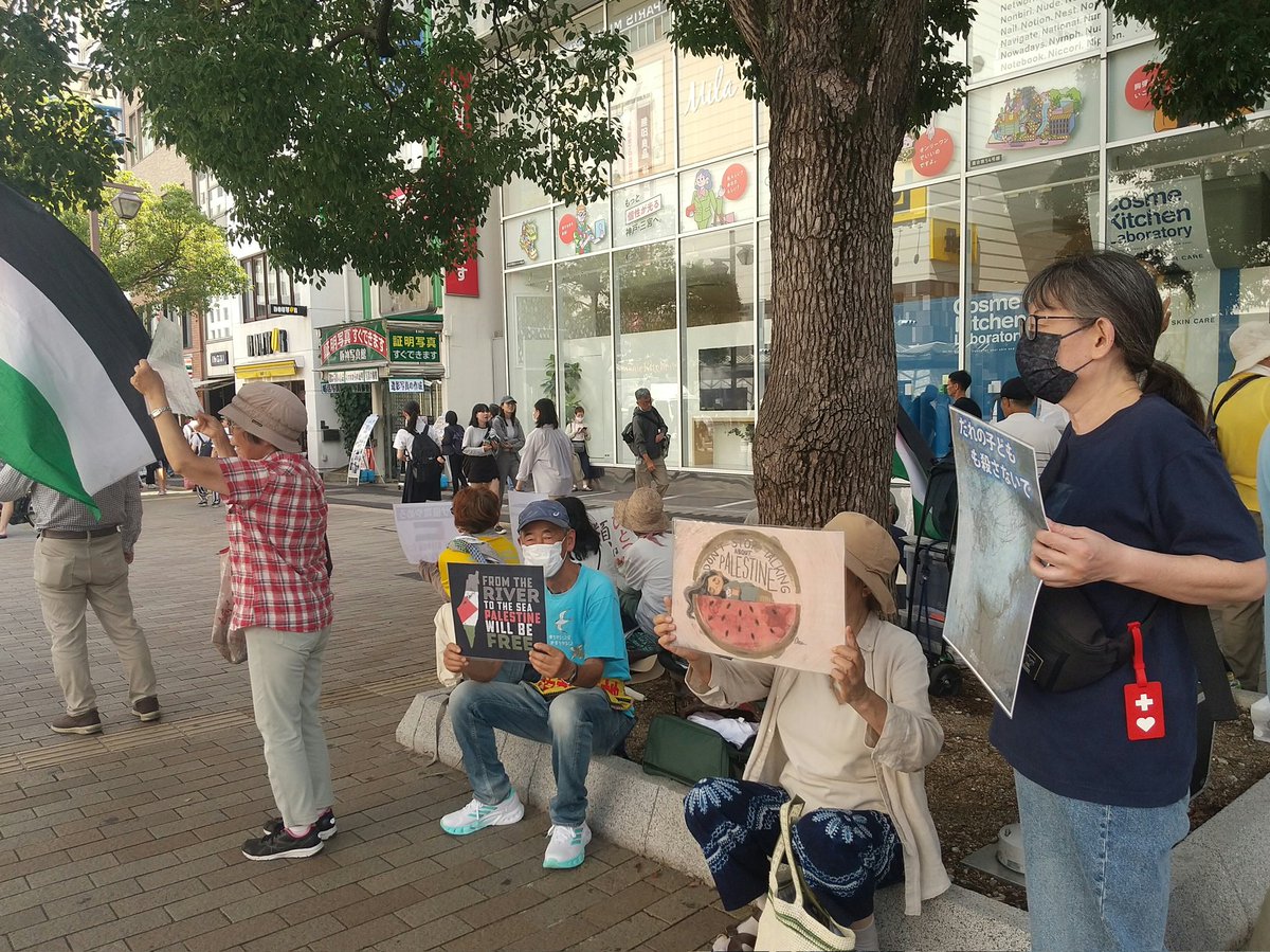 #FreeGaza
#FreeParestine
近くで参院選候補者の街頭演説があったので、耳を傾けながらのスタンディング。
少しの違和感を感じながら…
仲間は #FreeGaza  #こどもを守れ と声をあげる。
私たちに気を止める人はほとんどいなくなってきた。
