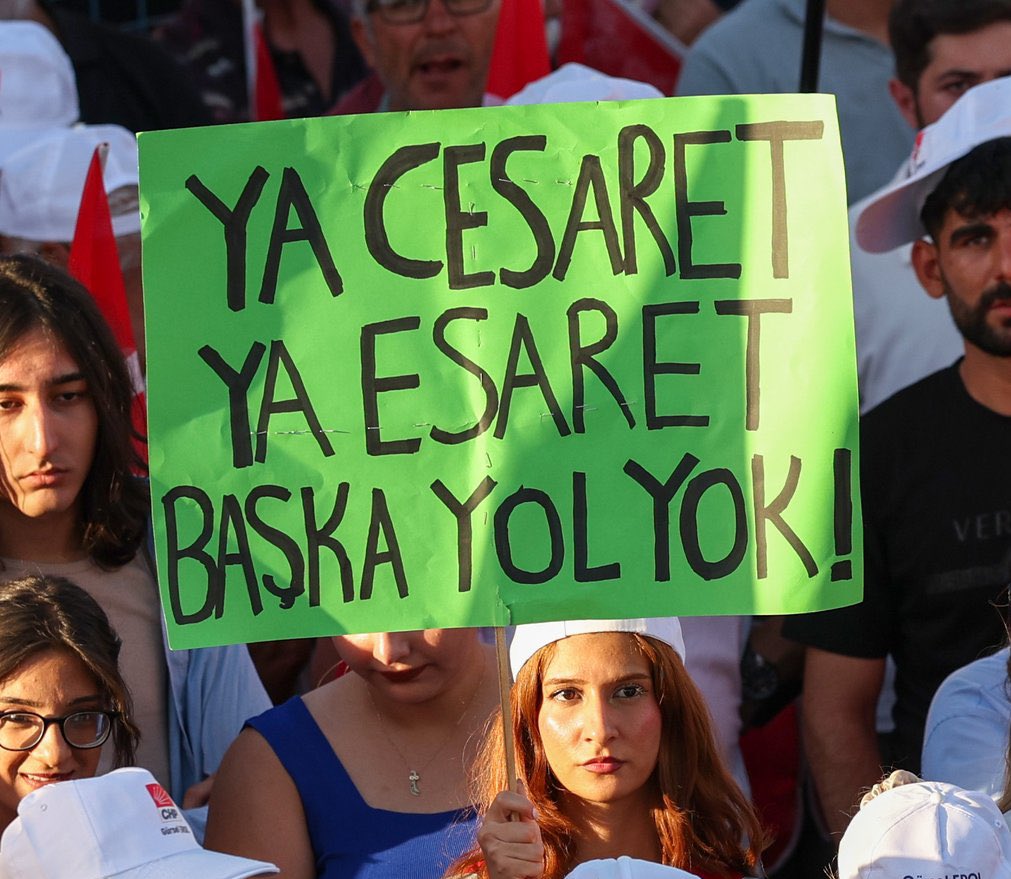 Ekrem İmamoğlu'nun mesajı, Adıyaman'da okundu:

"Burada, Silivri zindanından sizlerle aynı duyguyu taşıyor, aynı sözü veriyorum: 
Bu memleketi karanlığa teslim etmeyeceğiz!"