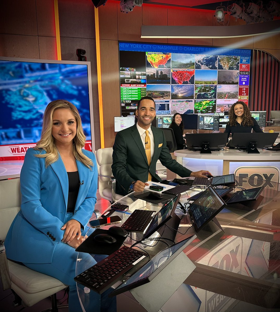 MichaelEstimeWX's tweet image. I hope you’re having a great Sunday!
Join @baynefroney @haleymeierwx and me on both @foxweather & @FoxBusiness from 6am to Noon for your end of the weekend forecast!