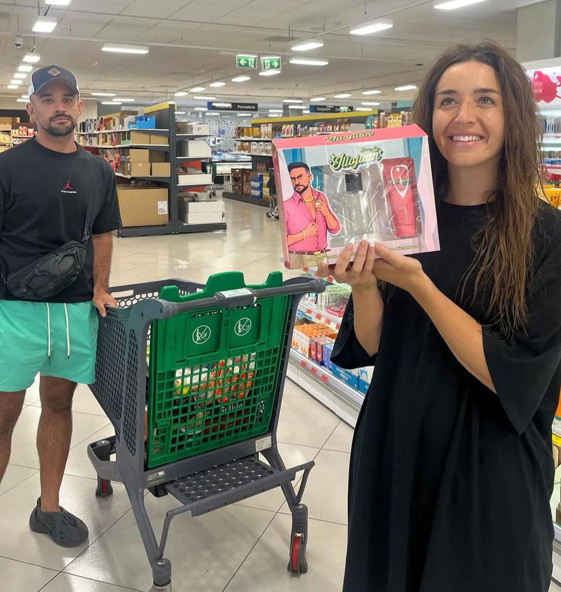 Imagina ir al mercadona a comprar y verte a illo juan y lola en el pasillo de las colonias con la colonia de illojuan JSJDJSJSJSJ LOS AMO