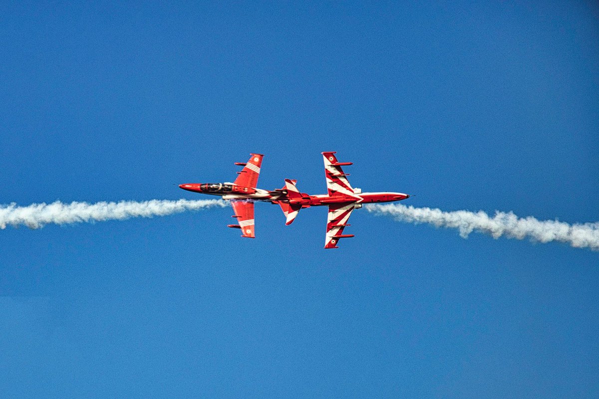 Suryakiran_IAF's tweet image. This picture shows the The Synchro Phase of the SKAT Display where the formation splits into smaller groups, flying really low and at lightning-fast speeds. Every pilot relies on high situational awareness & trust in their teammates to be exactly where they need to be.