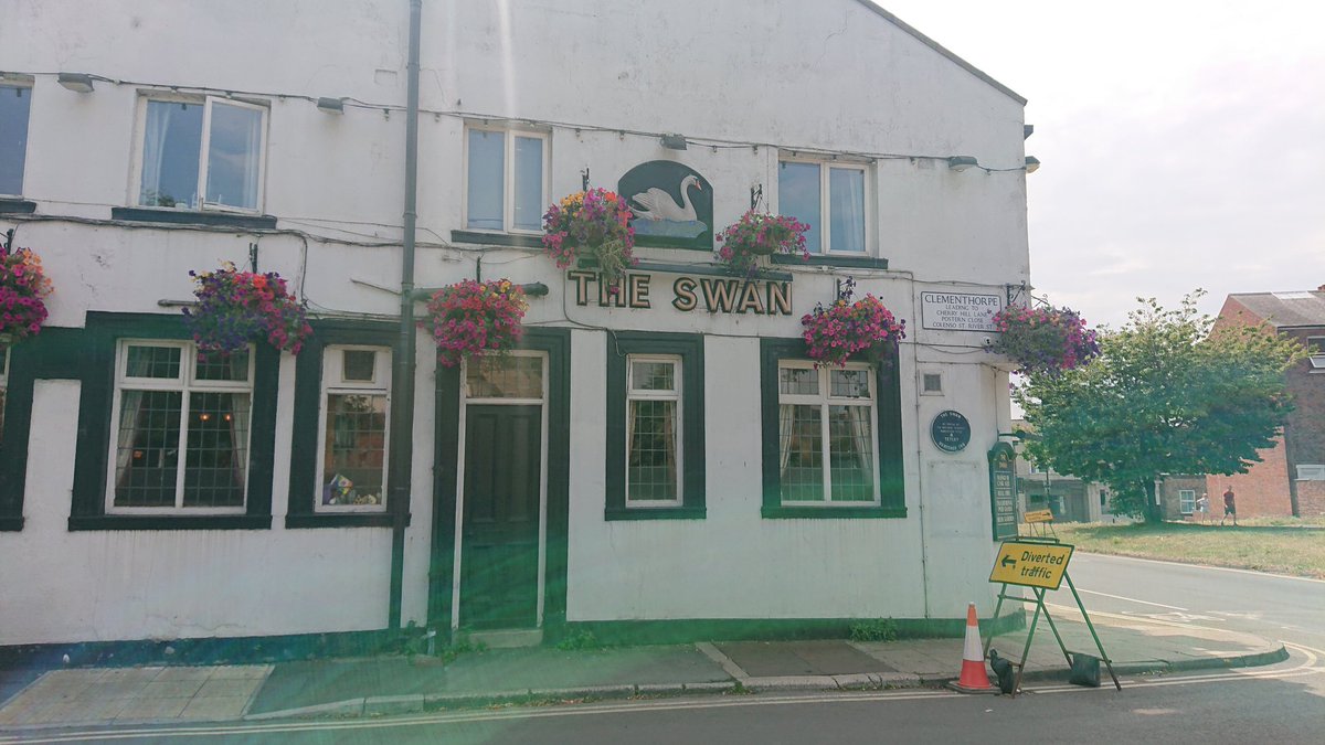Can't be many better places for a beer on a sunny afternoon than the Swan in #York Cheers! 🍻