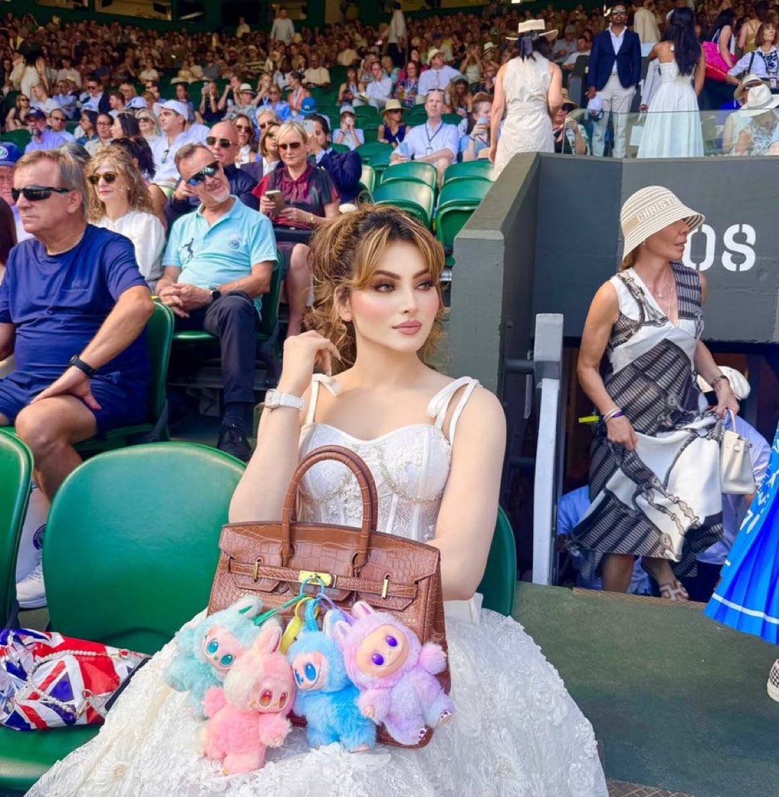 paracetanmol__'s tweet image. Urvashi Rautela becomes the first Indian woman to carry Birkin and infinity labubu dolls