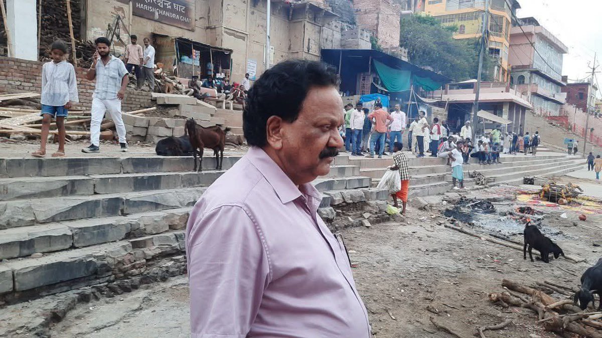 काशी के नित्यानंद तिवारी ने पिछले 12 वर्षों में 66,000 लावारिस शवों का अंतिम संस्कार किया है।

हरिश्चंद्र घाट पर हर एक अंतिम संस्कार पर वे औसतन ₹1,150 खर्च करते हैं — वो भी अपनी खुद की कमाई से।

अब तक वे ₹6 करोड़ से ज़्यादा खर्च कर चुके हैं।
वाराणसी के हर थाने में उनका नंबर सेव