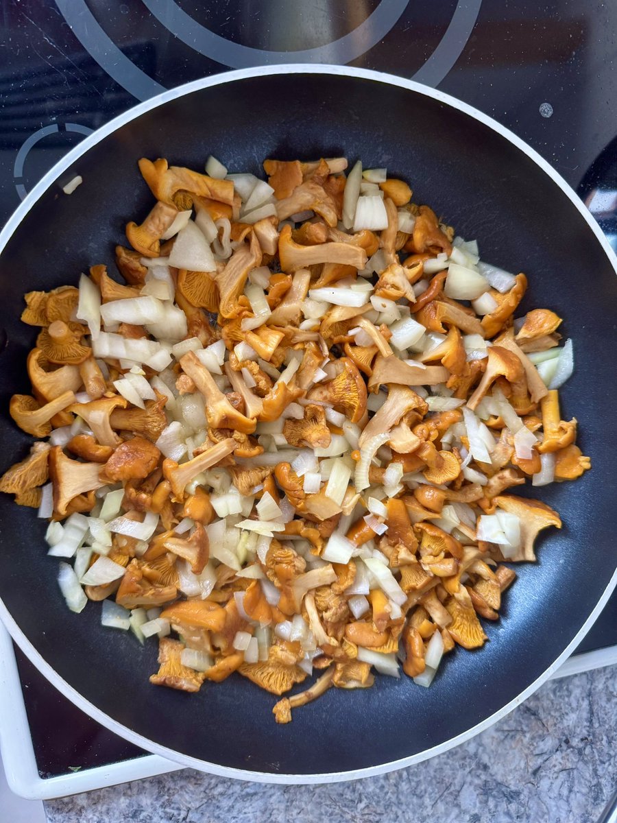 Tie minun sydämeen käy muutaman desin kermatönikän kautta. 

#kantarellisoossi
#kultaataikkakunniaa
#kannutjapannutkuumana