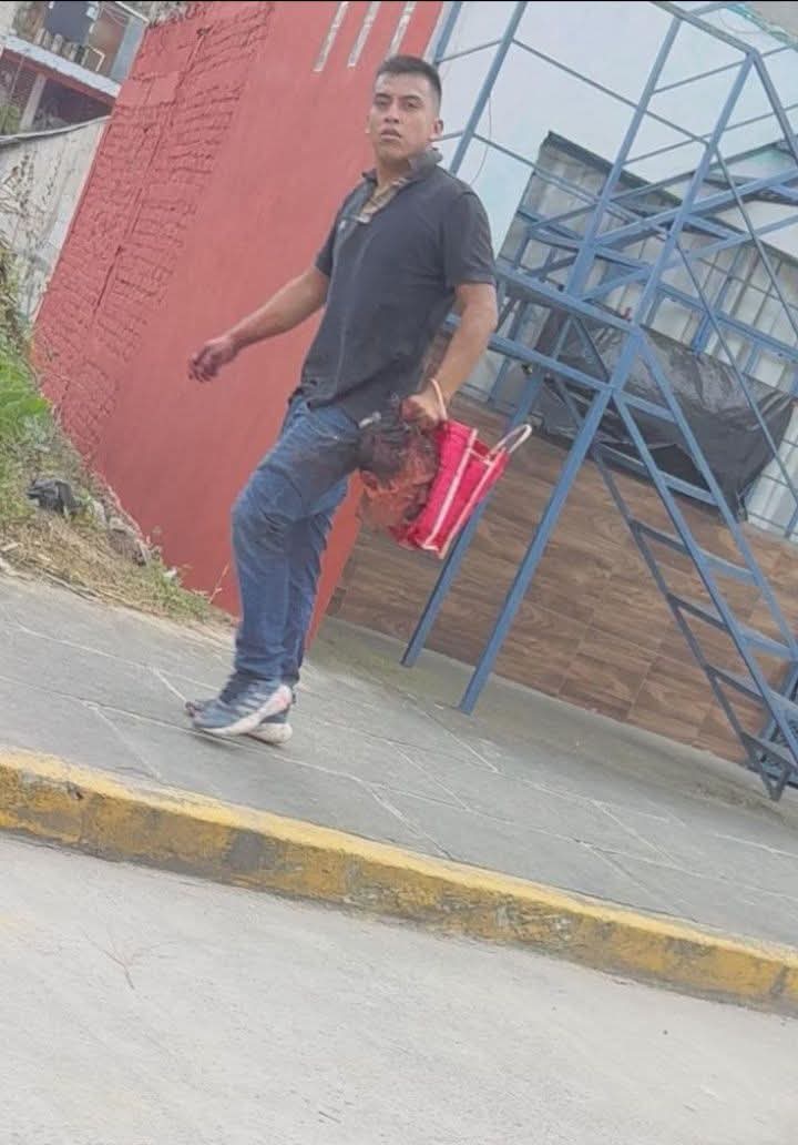 Hombre Drogado deambula por el pueblo mágico de Coatepec,Ver con cabeza humana , el Pte. Mpal supuestamente  lo dejara libre.4T