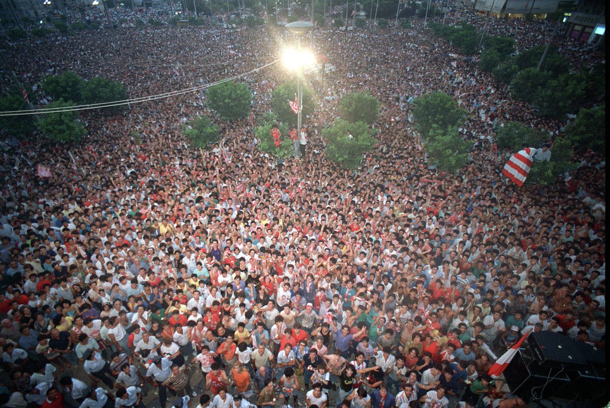 RedDuckling's tweet image. 13.07.1988 - Τι έχει ζήσει αυτή η πλατεία!