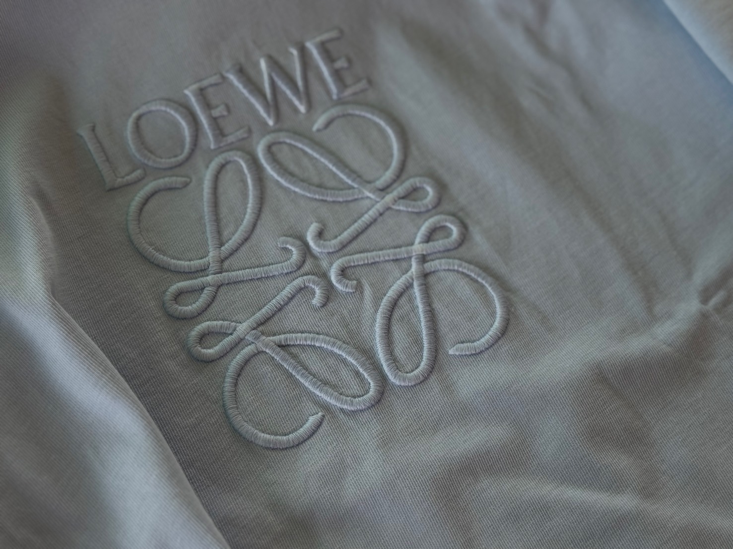 エターナルな魅力【LOEWE】アナグラム刺繍入りコットンTシャツ weekend tokyo on X: 