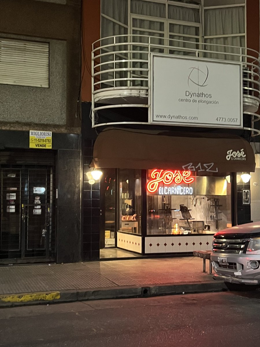 🎺 TOURIST ALERT 🎺 

🥩 The one on the left is the award winning steak restaurant we booked in Buenos Aires.
🥩 The one on the right is the one we actually ate in, not realising until we left it was the wrong restaurant! 
😮‍💨 Thankfully, food and wine were fantastic 

#tourists