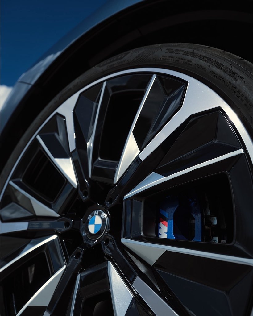 Tamamen elektrikli Yeni BMW iX’in her detayında dinamizmi hissedin.⚡️

#YeniBirÇağınÖncüsü