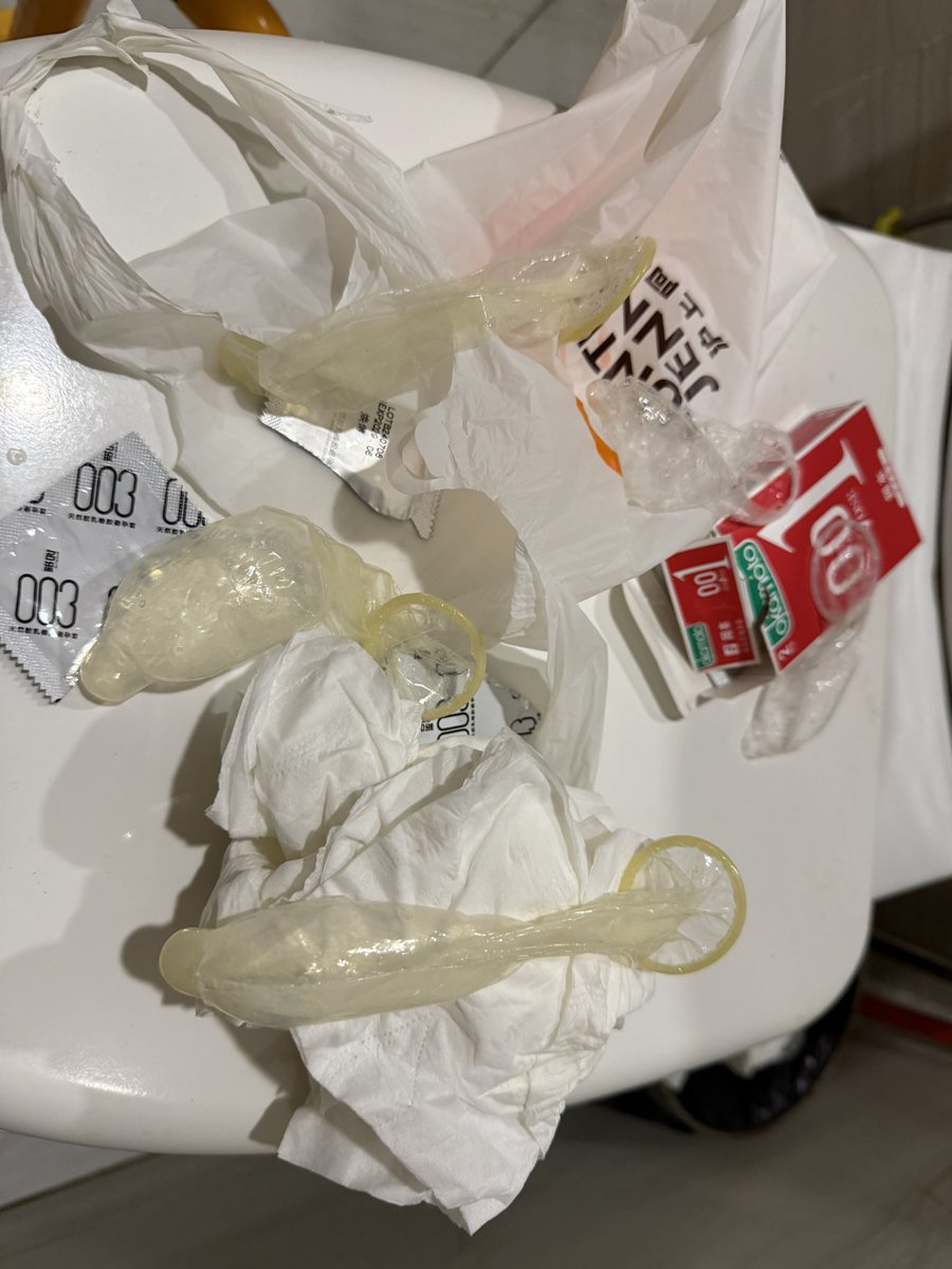 难得今晚进到一个脏房，但是没卡无法取电就没拍房间了，垃圾桶一股子精液味，判断刚退房不久还没打扫，太爽了，直接房间里开撸一会儿全部带走