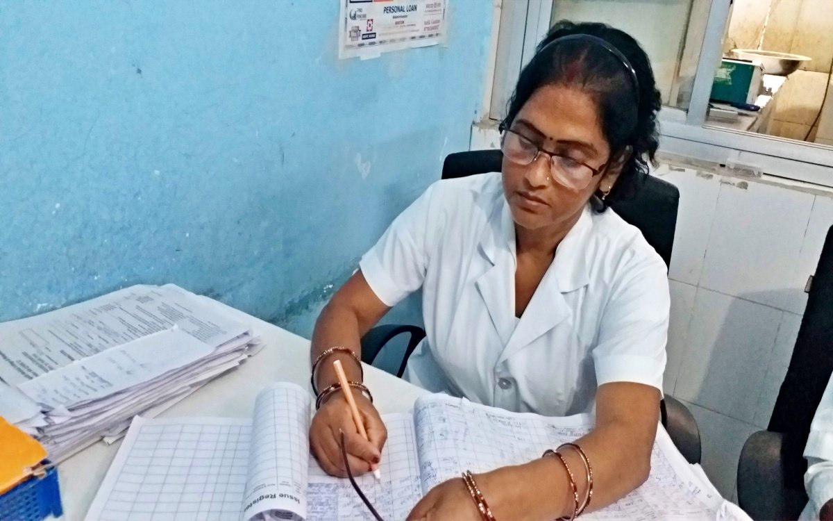 बिहार के गया की नर्स उषा सुमन, कैंसर के फोर्थ स्टेज में भी ड्यूटी और सेवा का जज्बा बरकरार 

वो कैंसर जैसी जानलेवा बीमारी के चौथे स्टेज से जूझते हुए भी अपनी ड्यूटी और सामाजिक जिम्मेदारी को पूरी लगन के साथ निभा रही हैं. 40 वर्षीय उषा सुमन पिछले 15 सालों से इस अस्पताल में नर्स के पद